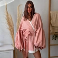 Camicetta a portafoglio rosa con finiture in pizzo, maniche a lanterna e cintura in vita - S / Rosa