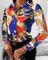 Detailaufnahme der eleganten Barock-Print-Bluse mit Goldketten und lebhaften Mustern - Blaue Kette