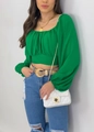 Détail d'un haut court vert à manches bouffantes avec encolure carrée plissée - S / Vert foncé