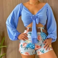 Détail du crop top à nouer col V avec short floral et ceinture marron élégante - Bleu (Sans Ceinture)
