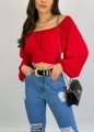 Dettaglio dello scollo a barchetta e maniche a lanterna del crop top rosso - S / Rosso