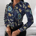 Elegante blusa de satén azul marino con manga larga y estampado barroco de coronas oro - S / Corona Azul