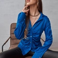 Élégante chemise en satin bleu roi pour femmes avec manches longues et design froncé - S / Bleu