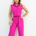 Detalle de un conjunto de dos piezas rosa fucsia con top sin mangas y pantalón con cinturón - S / Rosa Rojo