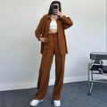 Completo 3 pezzi marrone con camicia oversize, crop top e pantaloni larghi casual - S / caffè