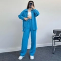 Completo due pezzi celeste da donna con camicia a maniche lunghe e pantaloni ampi - S / Blu