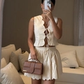 Elegante conjunto crema de dos piezas con top de chaleco festoneado y minifalda a juego - S / Albaricoque