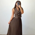 Dark brown two-piece set featuring a V-neck vest with 3D roses and a pleated skirt - S / Coffee With Flower