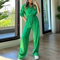 Détail de l'ensemble satiné vert émeraude léopard montrant le tissu et la taille élastique - Vert