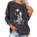 Detail van de schedel tuinman print op een donkergrijs sweatshirt met ronde hals - S / Donkergrijs (Schedel Bloemen Water Geven Print)