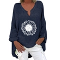 Dettaglio della camicetta blu navy in cotone e lino con scollo a V e stampa di girasoli - S / Navy Leopardo Girasole (61Z)