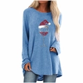 Détail de l'imprimé verre de Noël et manches raglan bleues sur ce T-shirt ample - S / Hauts / Bleu (Impression de Verre à Vin-2081)