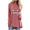 Détail du motif gnomes de Noël et texte Merry Christmas sur ce t-shirt rose à manches - S / Haut - Motif de Gnomes (2086) / Rose