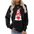 Detailansicht des Valentinstag-Gnom-Drucks mit roten Herzen auf schwarzem Sweatshirt - S / Zwerg mit Herz Stil (Schwarz 562)
