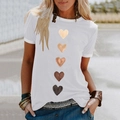 Nahaufnahme eines weißen T-Shirts mit fünf bunten Herzmotiven und rundem Halsausschnitt - S / Weiß