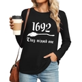 T-shirt noir femme à manches longues avec imprimé Salem 1692 et col rond pour Halloween - S / Style Texte Blanc 1692 Balai (1514) / Noir