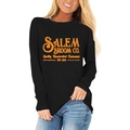 Gros plan sur l'imprimé vintage Salem Broom Co. orange sur ce t-shirt noir d'Halloween - S / Style Salem Broom Co Imprimé Orange (1515) / Noir