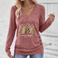 Elegante roze top met lange mouwen en V-hals voorzien van een kerstboomopdruk en tekst - S / Watermeloen Rood