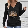 Detail van kerstboom luipaardprint en zijknoppen op shirt met lange mouwen en V-hals - S / Zwart