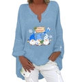 Blaues V-Ausschnitt Langarmshirt mit Weihnachtswichtel-Print und festlichem Muster - S / Oberteile / Himmelblau (Blau getönte Gnome)