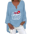 Hellblaues V-Ausschnitt Weihnachtsshirt mit Merry Christmas Aufdruck und Leinenstruktur - S / Oberteile / Himmelblau (Personalisierter Familienname)