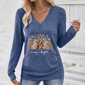 Detail van de marineblauwe V-hals top met kerstboomprint en decoratieve knopen aan de zoom - S / Blauw