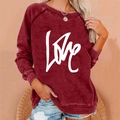 Detail van de witte LOVE-print op een bordeauxrode damessweatshirt met ronde hals - S / Bordeauxrood