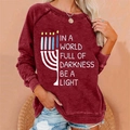 Dettaglio della stampa Menorah e del testo sulla felpa bordeaux con maniche raglan - S / Borgogna