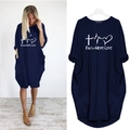 Detail von dunkelblauem Faith Hope Love Kleid mit langen Ärmeln und Taschen - S / Marineblau