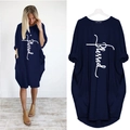 Détail d'une robe ample bleu foncé à manches longues avec imprimé Blessed et poches - S / Bleu Marine