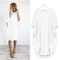 Detailansicht eines weißen Oversize-Baumwollkleides mit Rundhalsausschnitt und Seitentaschen - S / Weiß