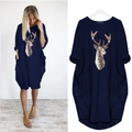 Détail d'une robe bleu marine à manches longues avec imprimé tête de cerf et poches latérales - S / Bleu Marine