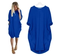 Détail d'une robe longue bleu roi oversize avec poches latérales et manches retroussées - S / Bleu royal