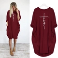 Dettaglio di un abito bordeaux a maniche lunghe con stampa croce faith e tasche - S / Borgogna