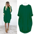 Détail de la robe longue vert foncé ample avec col rond et poches sur les côtés - S / Vert clair