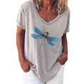 Détail de l'imprimé libellule bleue sur un t-shirt gris à col en V pour femmes - S / Gris