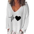 Primo piano di maglietta bianca con scollo a V e maniche lunghe con motivo a cuore nero - S / Bianco