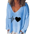 Dettaglio della stampa a cuore su maglietta da donna azzurra a maniche lunghe scollo a V - S / Blu