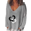 Primer plano del diseño creativo de triple corazón en esta camiseta gris de manga larga con cuello en V - S / Gris