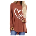 Losvallend dames t-shirt met lange mouwen in roestbruin met witte handgetekende hartjes - S / Bruin