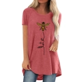 Détail du t-shirt en coton rose avec motif d'abeille et texte let it et ourlet arrondi - S / Rose