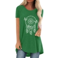 Detalle del estampado de atrapasueños y mariposa en camiseta verde con dobladillo curvado - S / Verde