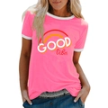 Détail de l'imprimé arc-en-ciel GOOD VIBES sur t-shirt rose avec col contrastant blanc - S / Rose
