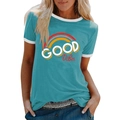 Détail d'un t-shirt Ringer bleu canard avec imprimé GOOD VIBES et bordures blanches - S / Bleu lac