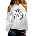 Detail des Cold-Shoulder-Ausschnitts und 'be Kind' Herz-Prints auf weißem Langarmshirt - S / Be Kind Schriftzug Druck