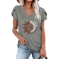 T-shirt donna grigio scuro con scollo a V, stampa mandala sole luna e volant - S / Grigio