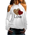 Détail de l'encolure dénudée et de l'imprimé cœur sur le sweat-shirt blanc - S / Haut (Imprimé Love Léopard Écossais) / Blanc