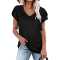 Λεπτομέρεια μαύρου γυναικείου T-shirt με V λαιμόκοψη και κομψά κοντά μανίκια με βολάν - S / Μαύρο