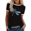 Detailansicht des bunten Libellen-Drucks und der weißen Paspel am schwarzen T-Shirt - S / Schwarz