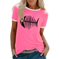 Détail du t-shirt rose avec motif d'arête de poisson noir et bordure de col contrastée - S / Rose